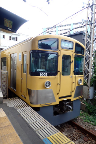 国分寺線の黄色い電車（萩山駅）