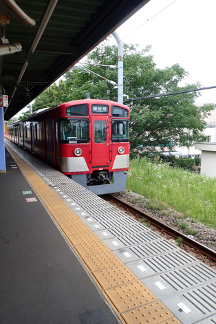 多摩湖線の赤い電車（八坂駅）
